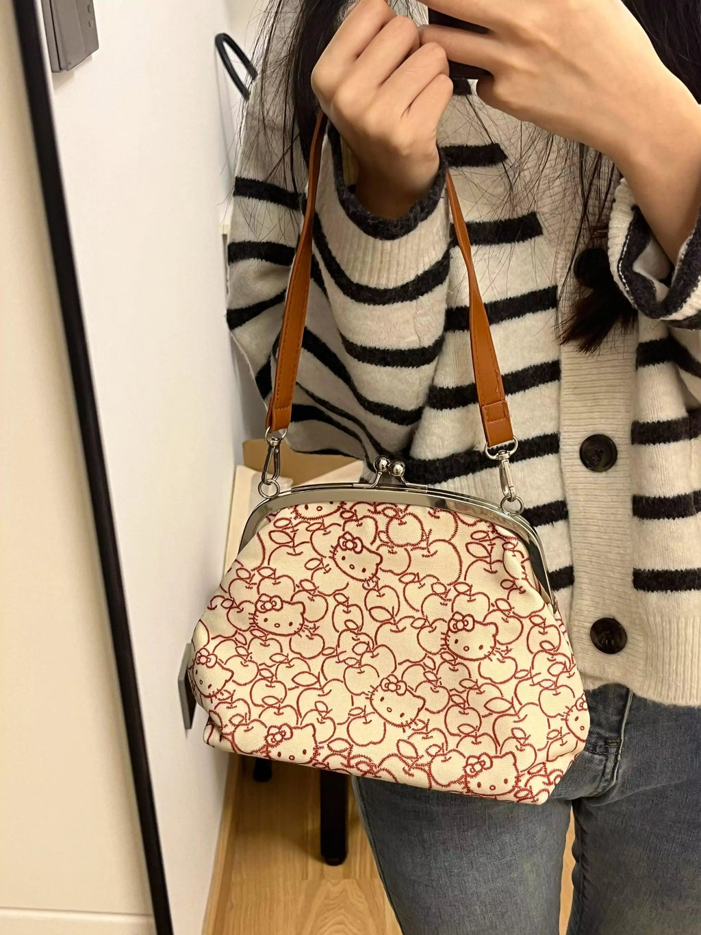 Hello Kitty Embroidered Seashell Bag