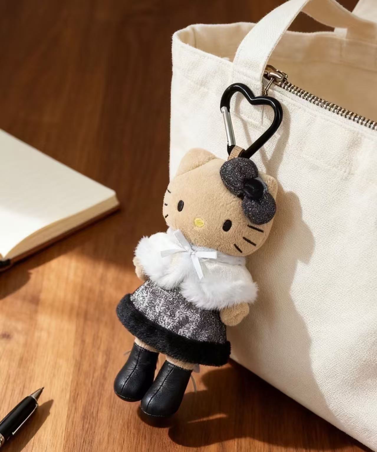 Sanrio (Japan) NIC long-legged socialite kitty keychain with heart clasp - latest design.