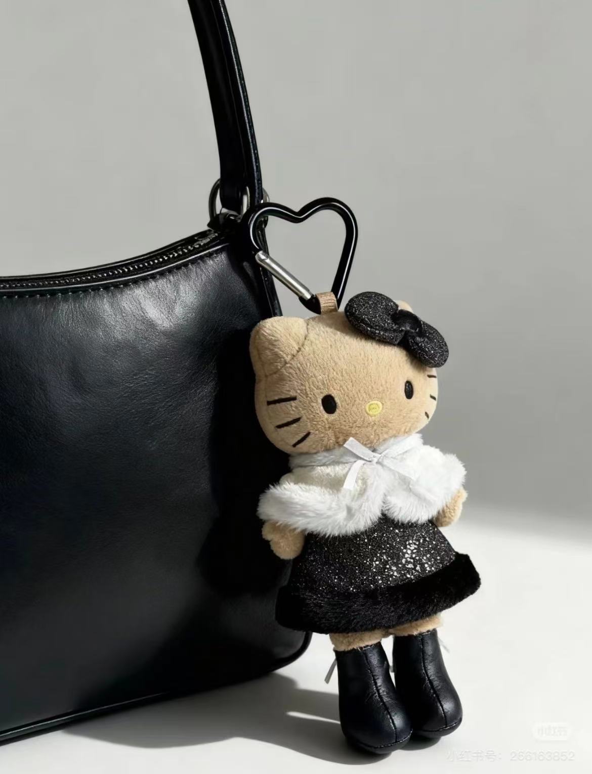 Sanrio (Japan) NIC long-legged socialite kitty keychain with heart clasp - latest design.