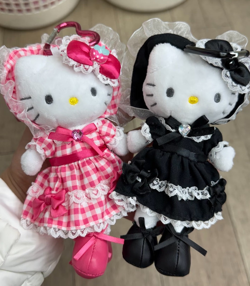 Sanrio (Japanese brand) NIC Lolita Kitty keychain with heart-shaped clasp.