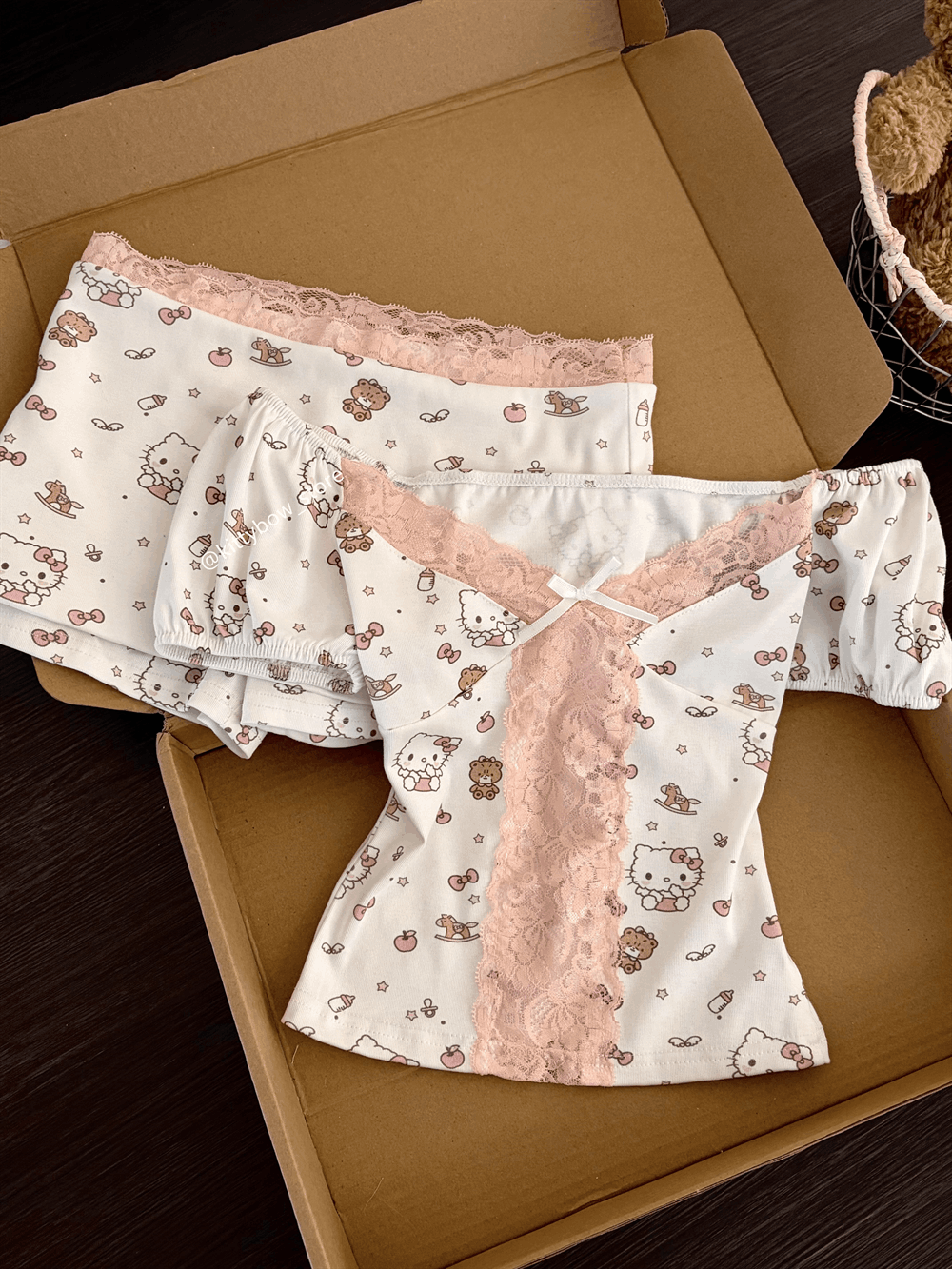 Off-Shoulder Hello Kitty Print Pajama Set with Lace Trim, Cute Loungewear for Women